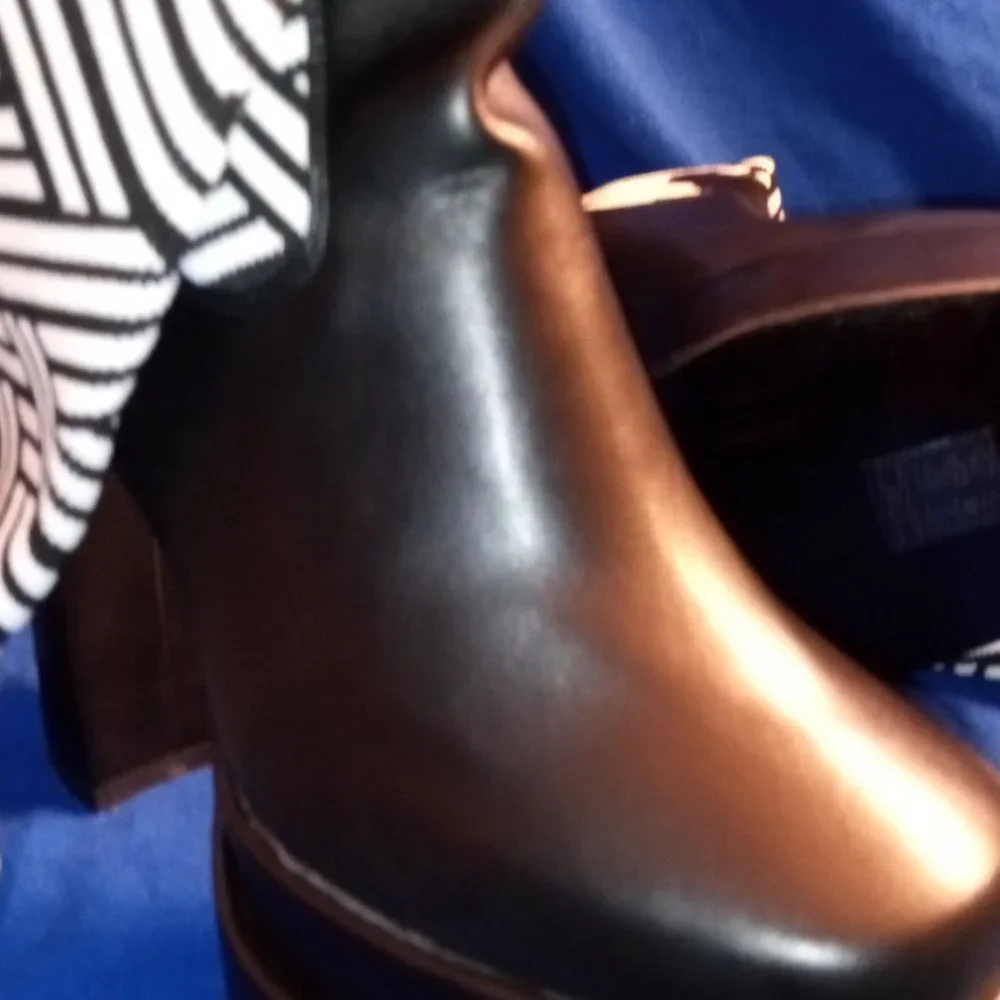 AZALEA WANG NOT YOUR AVERAGE TALK CHUNKY BOOT IN BLACK WHITE ( BRAND NEW !!!! )